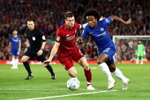 Willian (phải, Chelsea) đi bóng trước James Milner (Liverpool)