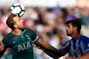 Harry Kane (trái, Tottenham) ghi cú đúp 