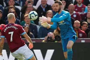 Thủ thành De Gea vất vả đầu trận vì Man.United khnhập cuộc thận trọng.