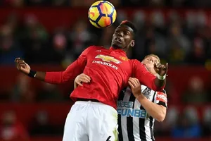 Paul Pogba (trái, Man.United) kiểm soát bóng trước hậu vệ Newcastle.