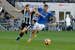 Mario Mandzukic (phải, Juventus) đi bóng qua hậu vệ Udinese.