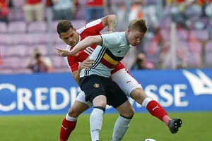 Kevin De Bruyne (Bỉ, phải) tranh bóng với Granit Xhaka (Thụy Sĩ) 