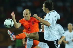 Hà Lan (trái, Robben) luôn là đối thủ kỵ rơ với tuyển Đức (Mats Hummels)