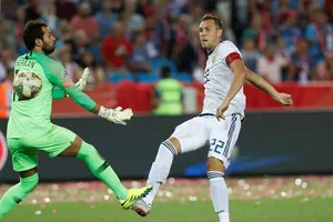 Artem Dzyuba (phải, Nga) ghi bàn vào lưới Thổ Nhĩ Kỳ.