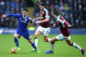 Eden hazard cvượt qua các hậu vệ Burnley