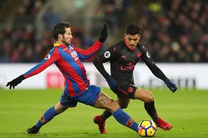 Alexis Sanchez (Arsenal) vượt qua Yohan Cabaye (Crystal Palace)