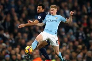 Kevin De Bruyne (phải, Manchester City) tranh bóng với Mousa Dembele (Tottenham)