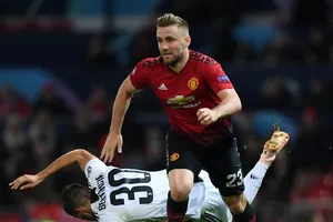 Luke Shaw (Man United) vượt qua trung vệ Chiellini (Juventus)