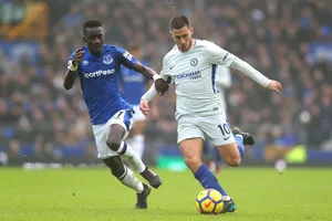 Eden Hazard (phải, Chelsea) đi bóng qua hậu vệ Everton