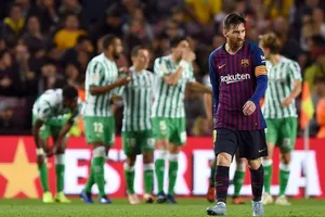 Messi thất vọng rời sân sau trậnbthua Betis