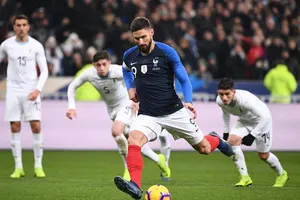 Olivier Giroud (Pháp) ghi bàn trên chấm 11m