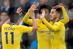 Eden Hazard (phải< Chelsea) giúp đội khách ghi chiến thắng 2-1 nhẹ nhàng