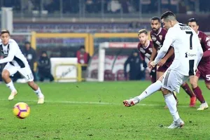 Ronaldo suýt đá hỏng quả 11m