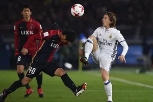 Luka Modric (phải, Real Madrid) trong trận chung kết 2016 với Kashima