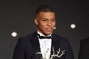 Kylian Mbappe nhận giãi Kopa ở Gala Quả Bóng vàng