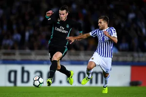 Gareth Bale bứt phá qua các hậu vệ Sociedad.