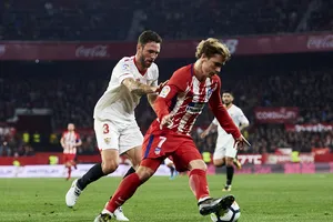 Antoine Griezmann (phải, Atletico) tranh bóng với Miguel Layun (Sevilla)