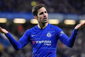 Cecs Fabregas sẽ phải gồng gánh cho lứa đàn em trẻ khỏe nhưng non dại.