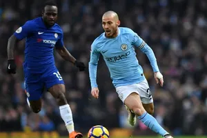 David Silva (phải) trong màu áo Manchester City.