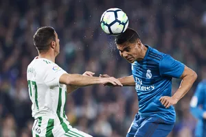 Casemiro (phải, Real Maderid) đánh đầu trước cầu thủ Betis.