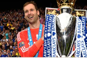 Pewtr Cech với danh hiệu Premier League cùng Chelsea.