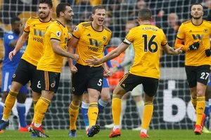 Wolves - Leicester City 4-3: Bầy sói nhấn chìm loài cáo