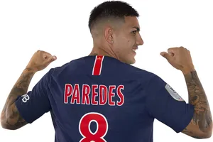 Tiền vệ Leandro Paredes khoe màu áo mới PSG. 
