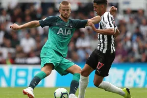 Totytenham (trái) đã thắng ngay trên sân St James Park.