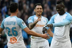 Mario Balotelli giúp Marseille trở lại cuộc đua dự Champions League