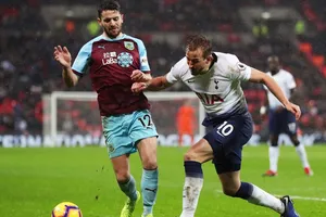 Harry Kane (phải) sút bóng trước hậu vệ Burnley.