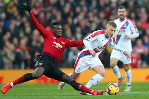 Paul Pogba đối mặt với Crystal Palace