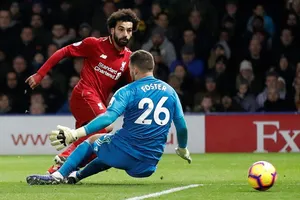 Mo Salah đi bóng trước Watford