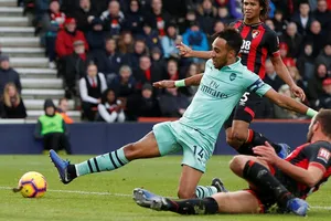 Tiến đạo Aubameyang (Arsenal_ uy hiếp khung trhành Bournemouth