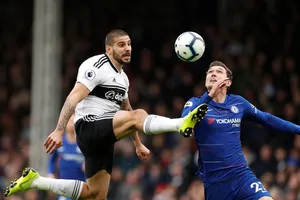 Tiến đạo Mitrovic (Fulham) tung cú sút trước khung thành Chelsea. 