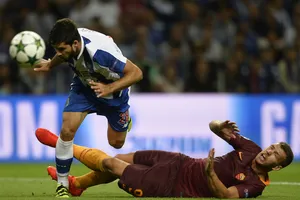 Hậu vệ Felipe (trái, Porto) phạm lỗi với tiền đạo Edin Dzeko (Roma)