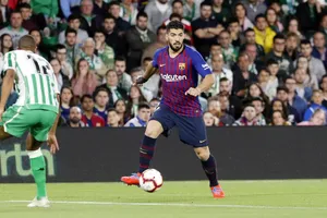 Luis Suarez đi bóng trước hàng thủ Betis.