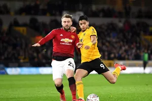 Luke Shaw (trái, Man United) bất lực trước Raul Jimenez (Wolves)