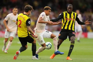 Jesse Lingard trước hàng thủ Ong vò vẽ