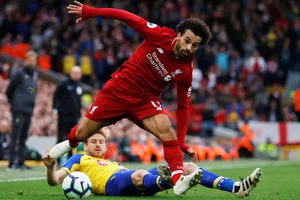 MO Sakah đi bóing qua hậu vệ Southampton.