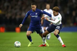 Eden Hazard (trái) tranh bóng với Dele Alli (Tottenham)