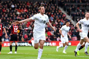 Chris Wood ăn mừng bàn thắng gỡ hòa cho Burnley