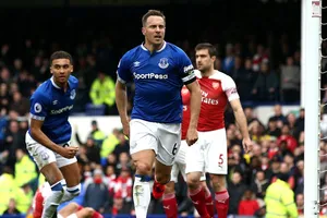Trung vệ Phil Jagielka mừng bàn thắng.