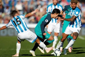 Son Heung-min đột phá qua phòng tuyến Huddersfield