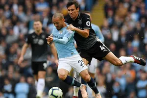 Hậu vệ Burnley không còn cách nào khác để ngăn cản David Silva (Man City)