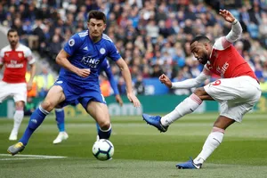 Tiền đạo Lacazette (phải,m Arsenal) tung cú sút trong khu cấm