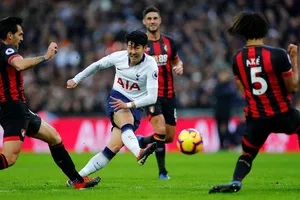 Son Heung-min sút bóng trước các hậu vệ Bournemouth