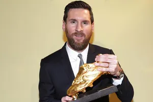 Thảm bại Anfield khiến Messi quên Chiếc giày vàng