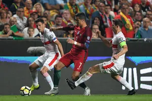 Ronaldo trong vòng vây các hậu vệ Thụy Sĩ