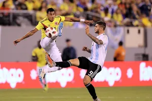 Mauro Icardi (phải) tranh bóng với Jeison Murillo (Colombia) 