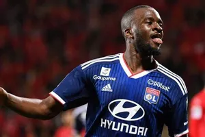 Lyon “ngập” lời chào giá cầu thủ